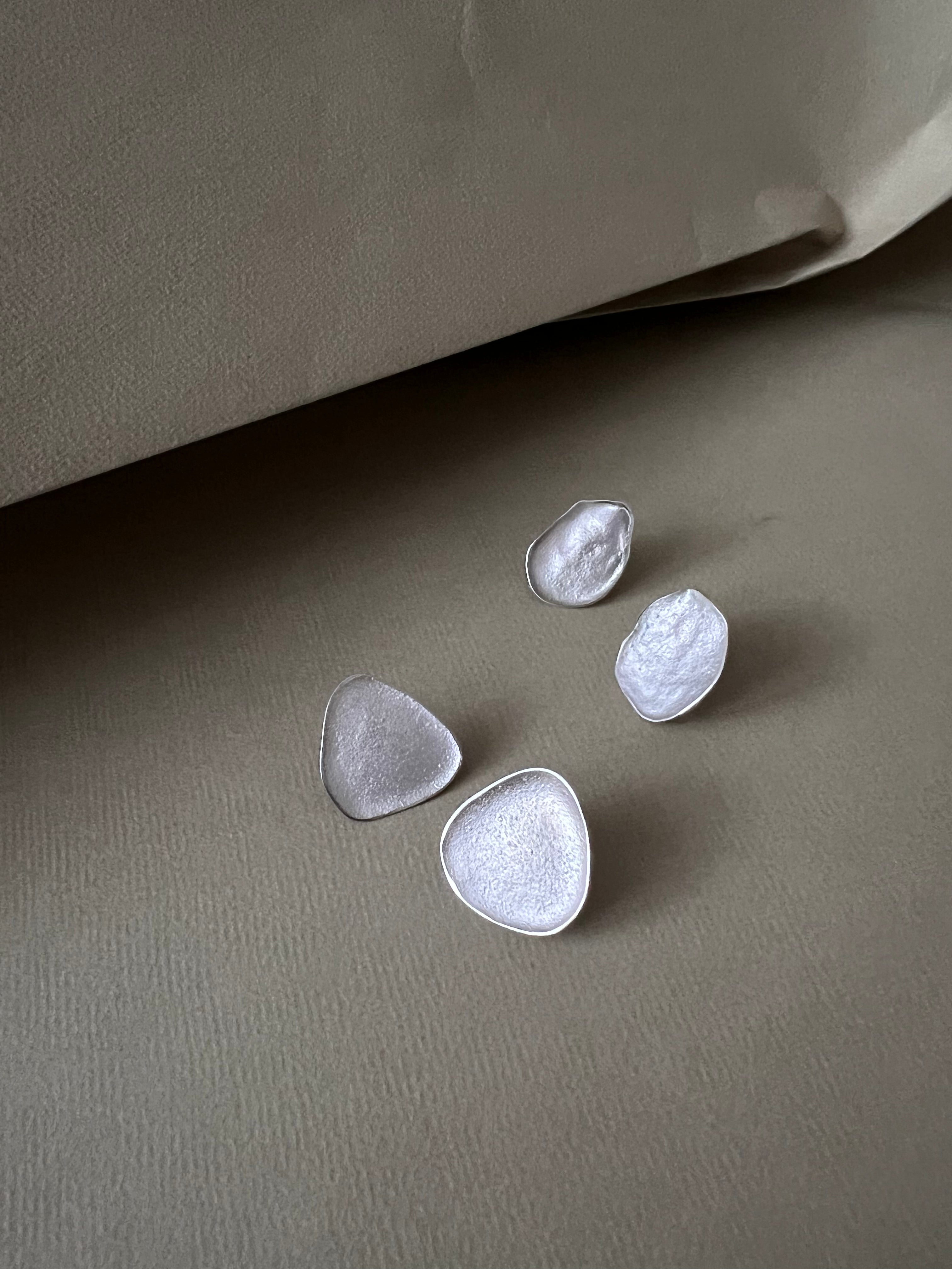 Vapaa muoto | hopea korvakorut | suomalainen muotoilu ja käsityönä valmistettu | kotimainen koru