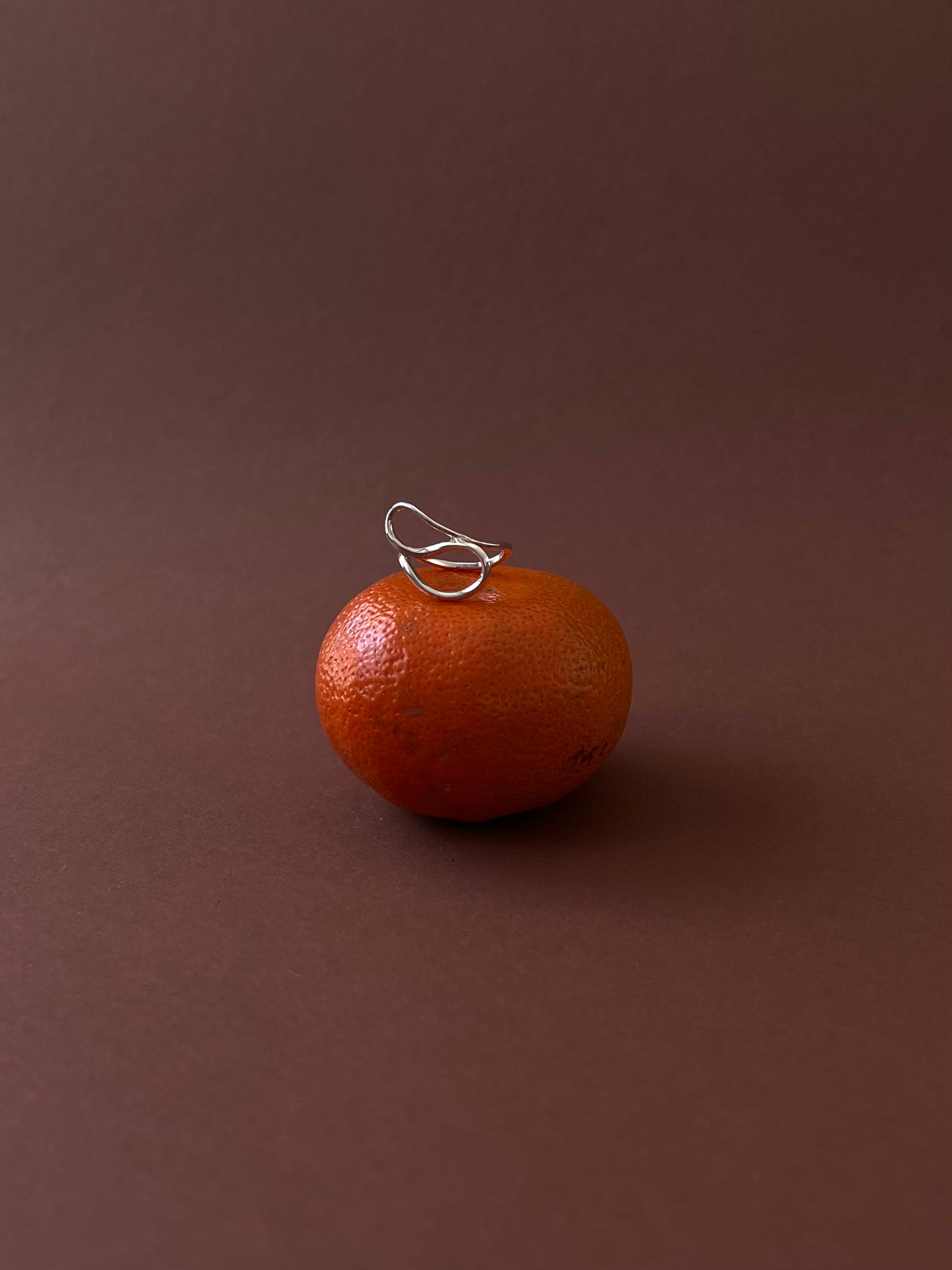 Veistos | suomalainen muotoilu. Käsityönä valmistettu hopeakoru