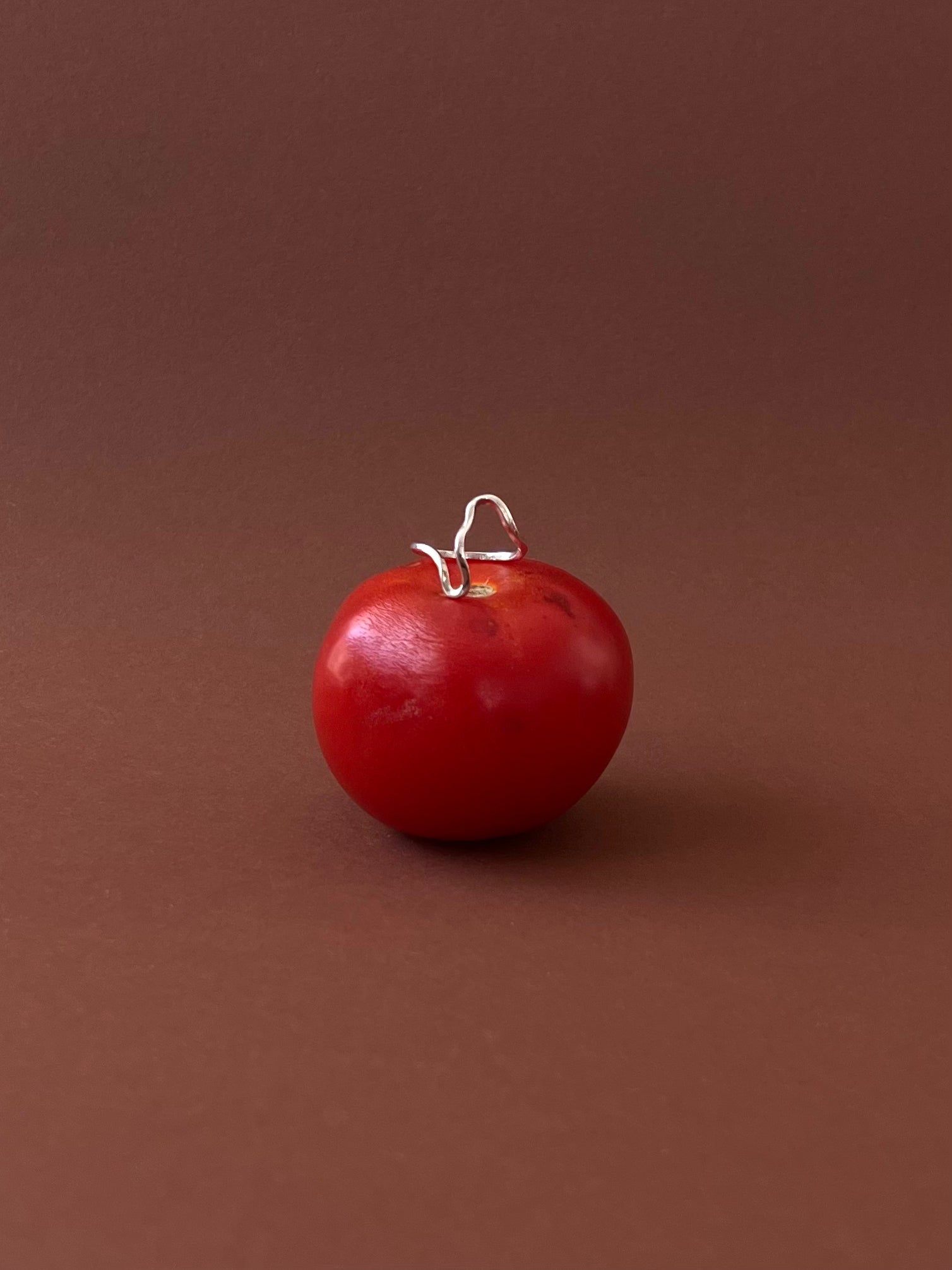 Veistos | suomalainen muotoilu. Käsityönä valmistettu hopeakoru