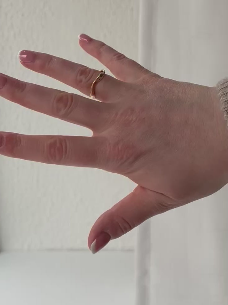 Symphony sormus mallin sormessa. Sormuksen eläväisyys korustuu videossa